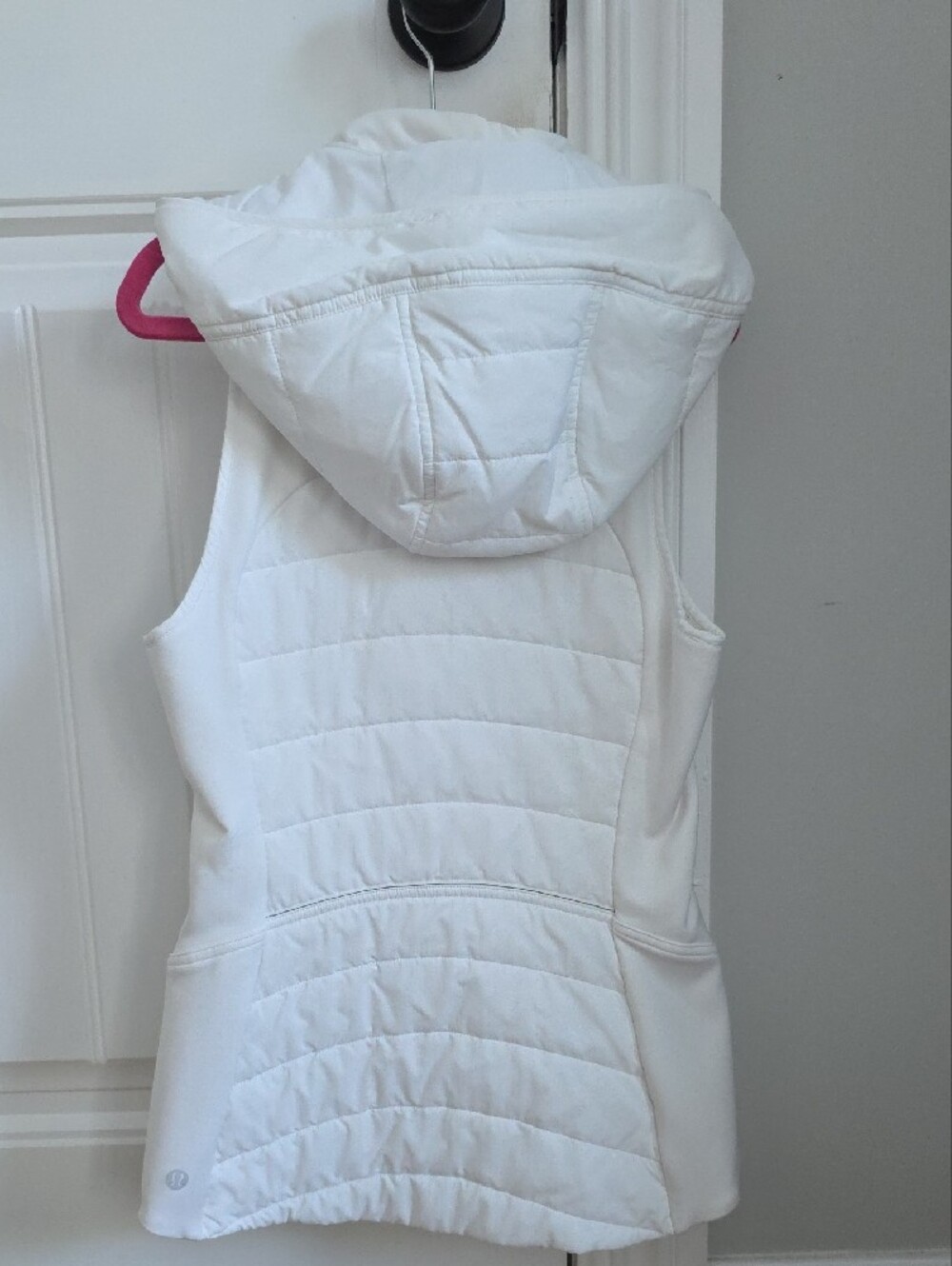 Lululemon Women’s White Quilted Hooded Puffer Vest Size 2 - Picture 3 of 4